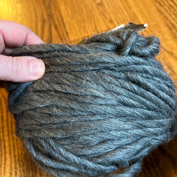Cascade Magnum super chunky Peruvian highland wool charcoal  - 1 balled skein - Picture 4 of 5